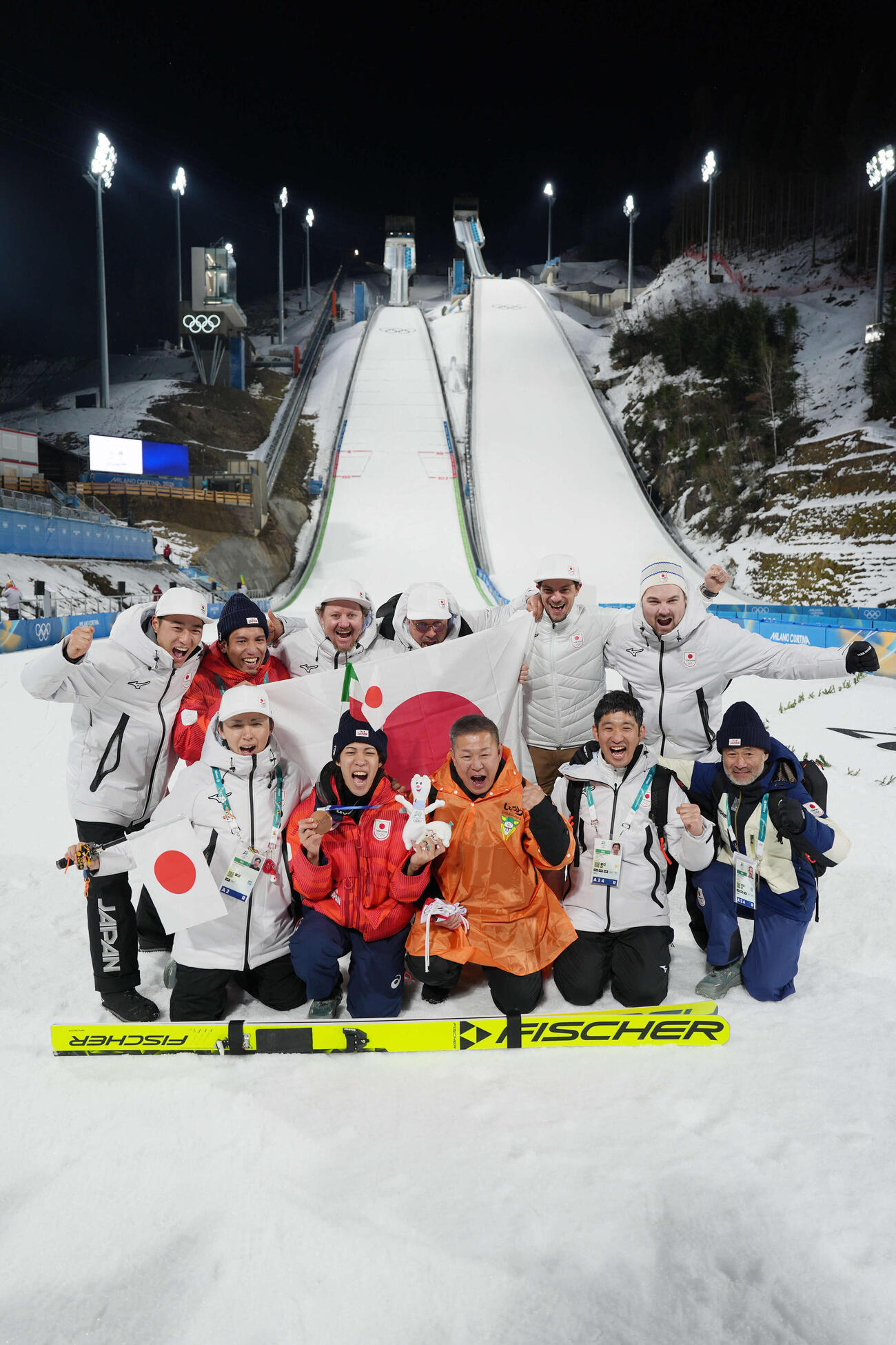 銅メダルに輝き記念撮影に納まる二階堂蓮（前列左から2人目）。右は父の学さん（撮影・パオロ　ヌッチ）
