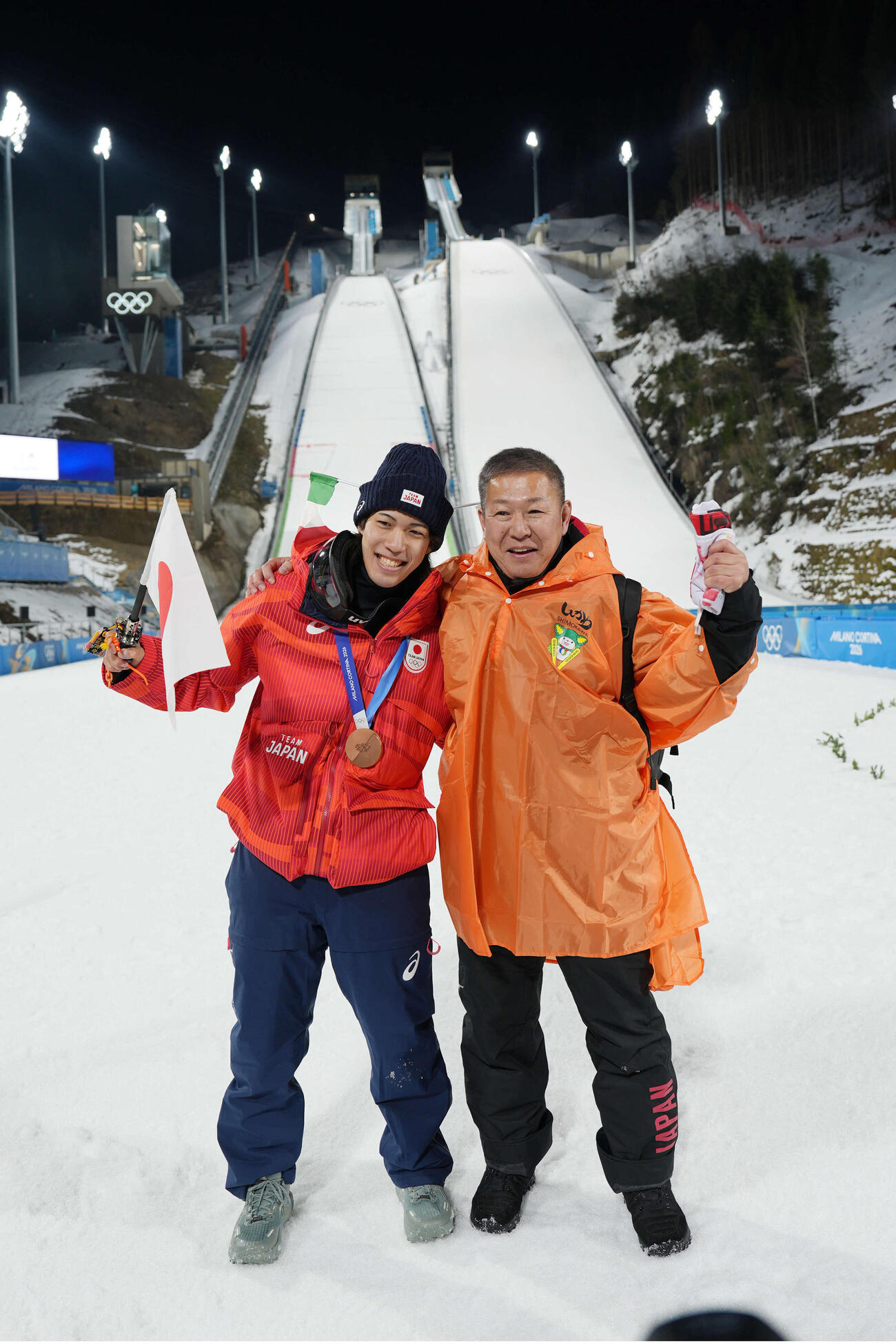 銅メダルに輝き父の学さん（右）と記念撮影に納まる二階堂蓮（撮影・パオロ　ヌッチ）
