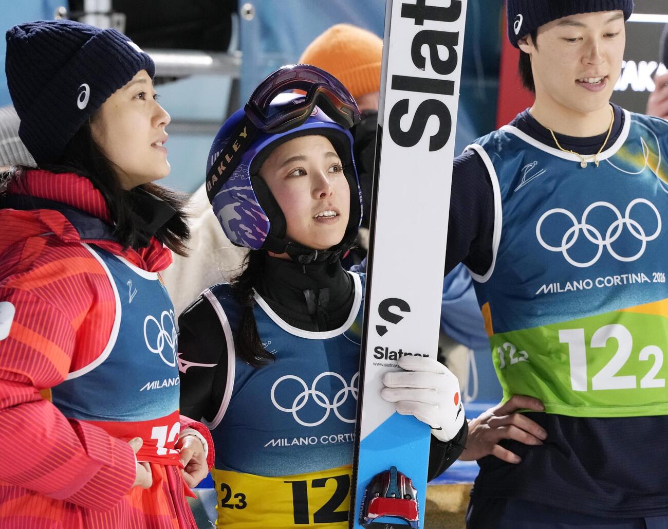 混合団体　2回目の飛躍を終え、涙ぐむ高梨沙羅。左は丸山希、右は小林陵侑（共同）