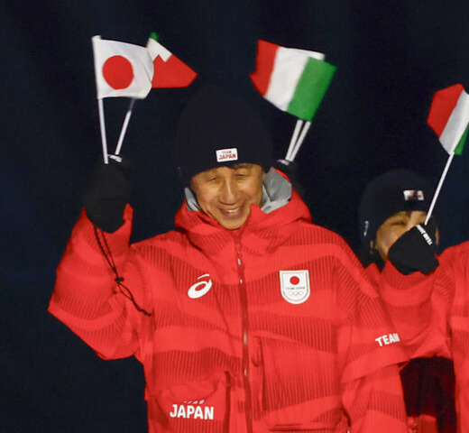 ミラノ・コルティナ五輪の開会式プレダッツォ会場で入場行進する原田雅彦氏ら日本選手団（代表撮影）