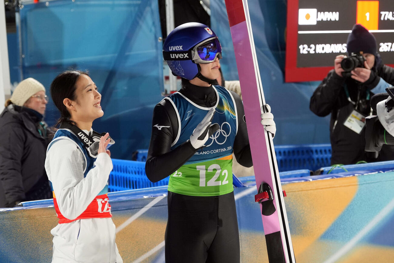 ジャンプ混合団体で2本目の競技を終え手を振る小林。左は丸山（撮影・パオロ　ヌッチ）