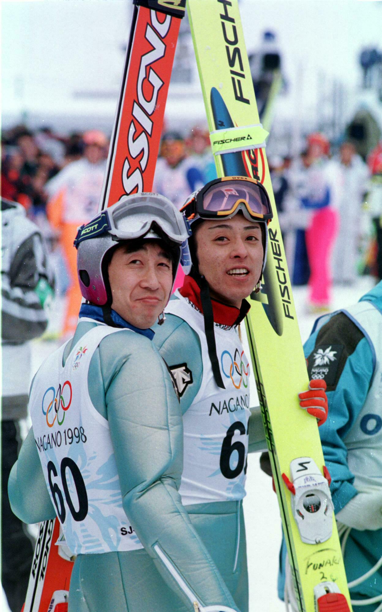 長野五輪ジャンプ　ラージヒル個人　金メダルを獲得した船木和喜と銅メダルを獲得した原田雅彦（左）は笑顔をみせる（1998年2月撮影）