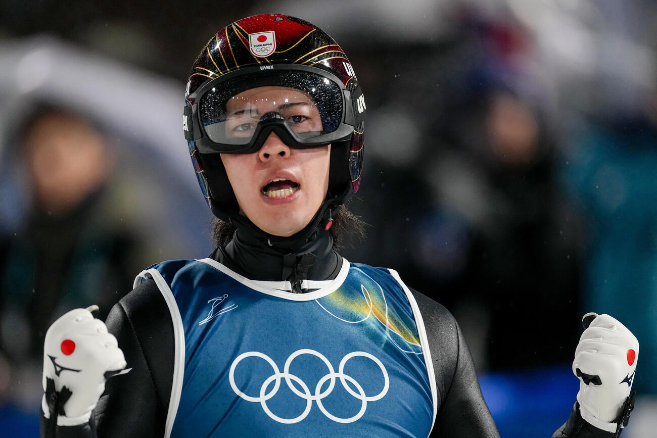 ジャンプ男子個人ラージヒル　二階堂蓮は1回目の飛躍を終えてガッツポーズ（AP)