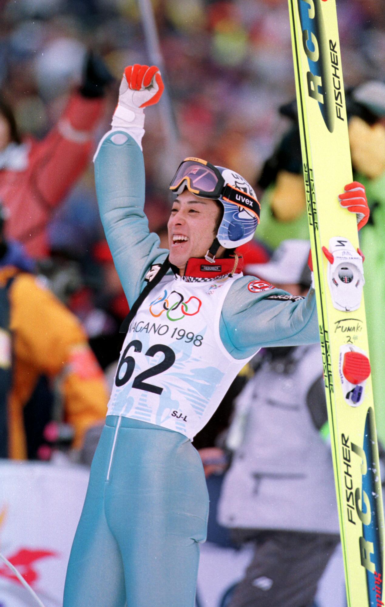 長野五輪ジャンプラージヒル個人　金メダルを獲得した船木和喜は笑顔でガッツポーズ（1998年2月15日）