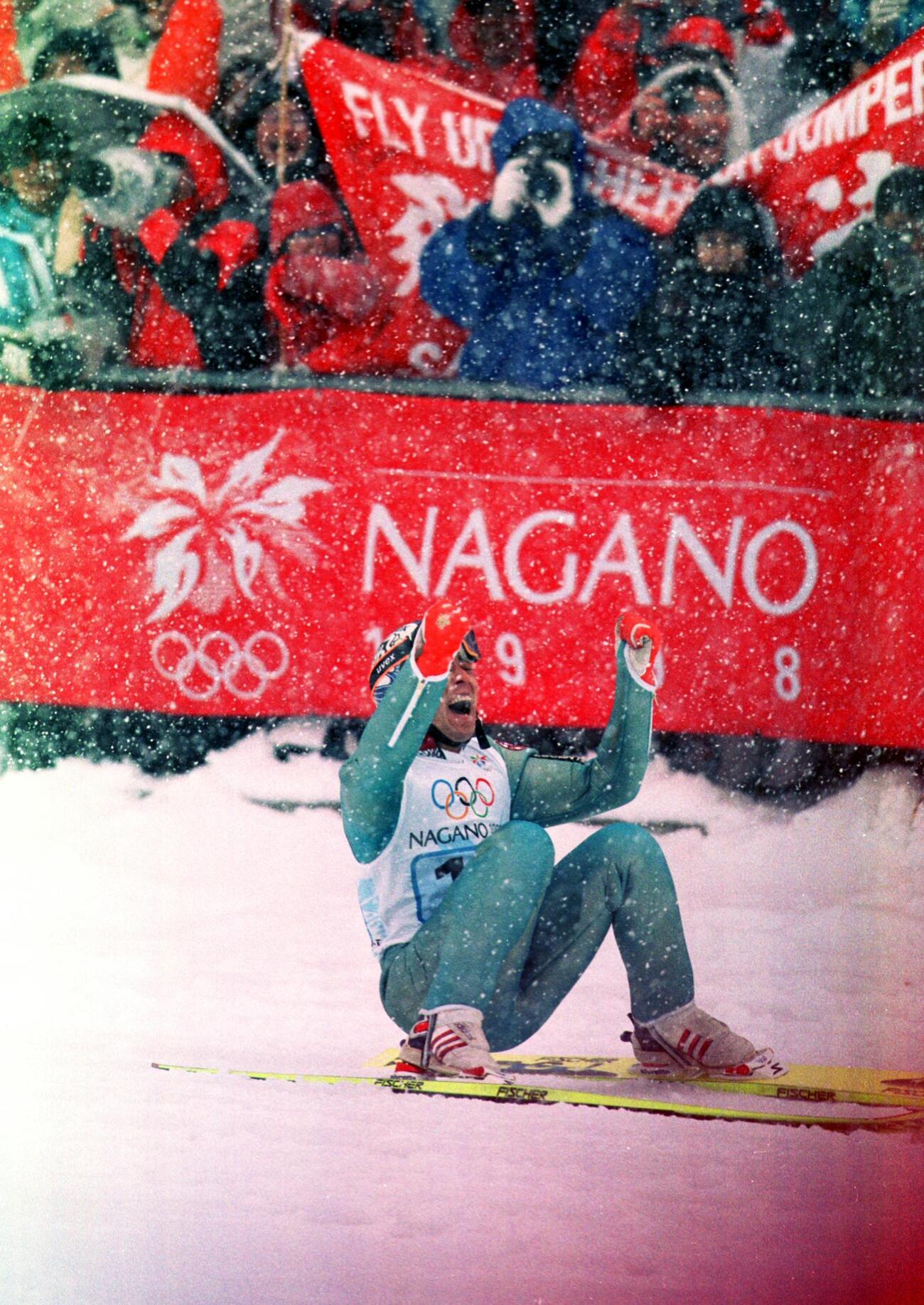 長野五輪ジャンプ団体　金メダルを獲得が確定しランディング後に座り込んでガッツポーズする日本の船木和喜（1998年2月17日）