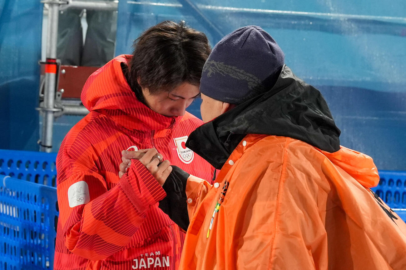 銀メダルの二階堂（左）は涙ながらに父の学さんと握手を交わす（撮影・パオロ　ヌッチ）