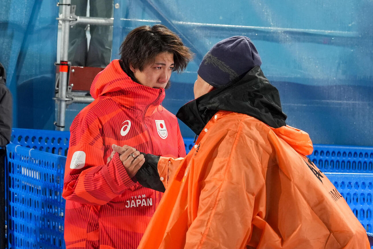 銀メダルの二階堂（左）は涙ながらに父の学さんと握手を交わす（撮影・パオロ　ヌッチ）