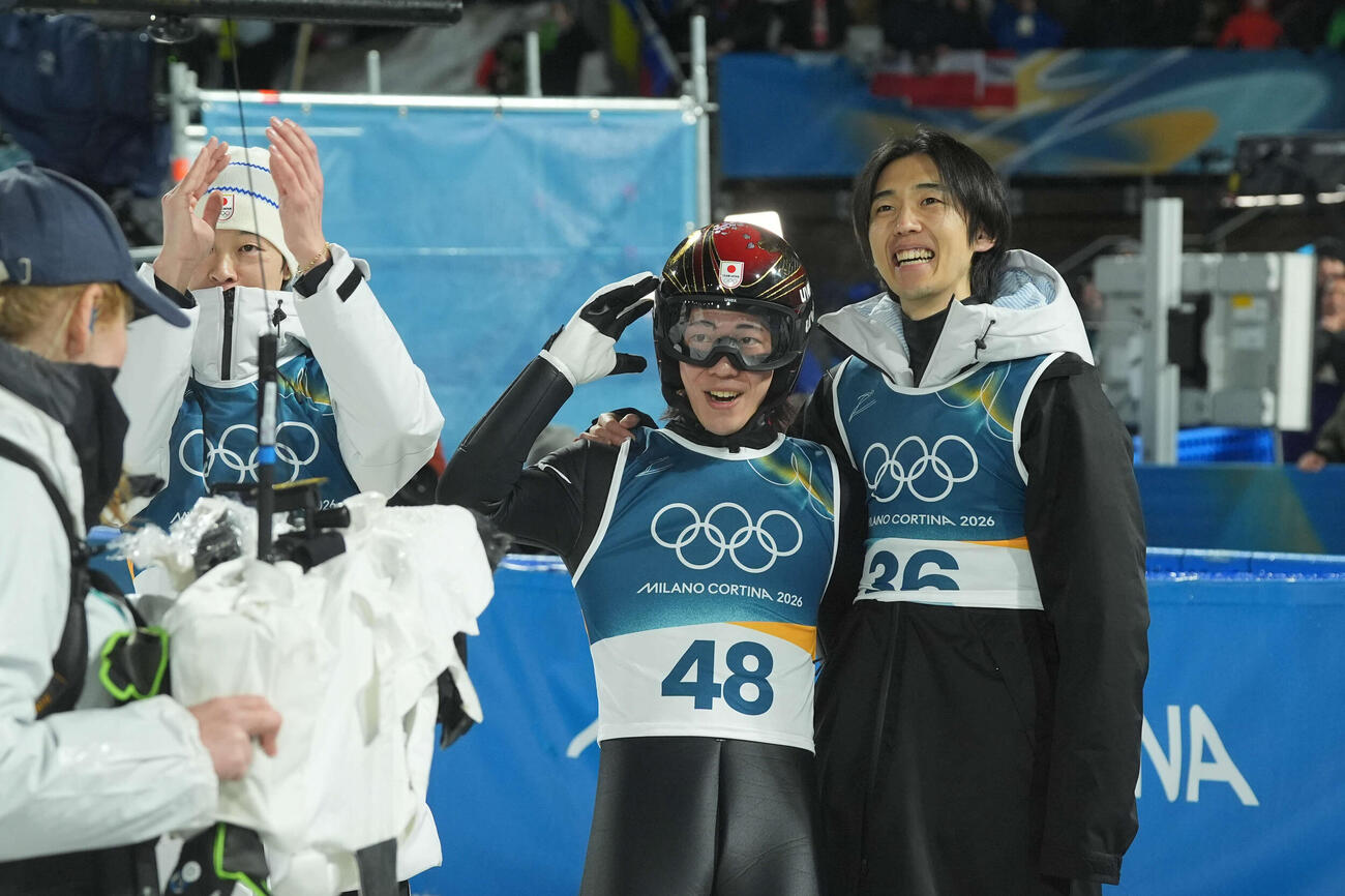 2回目の飛躍を終え結果を待つ二階堂（中央）と中村（右）、小林（撮影・パオロ　ヌッチ）