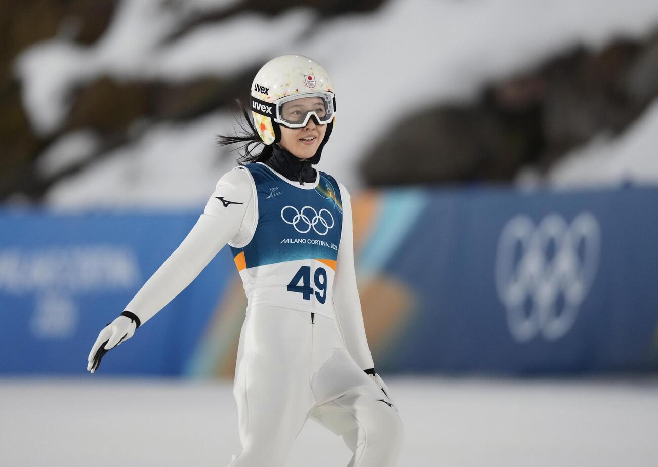 女子個人ラージヒル　1回目の飛躍を終えた丸山希＝プレダッツォ（共同）
