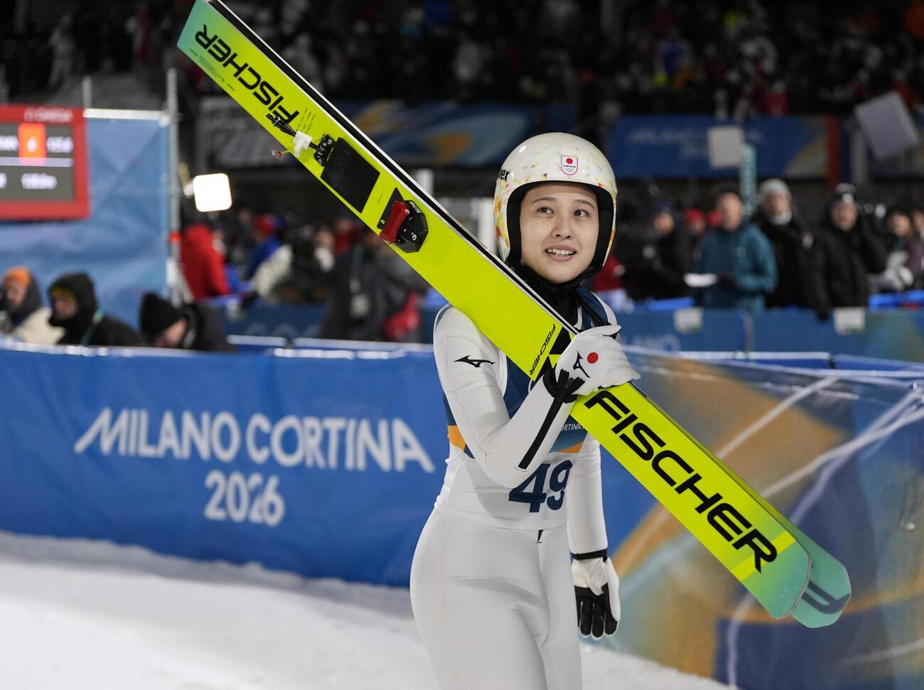 女子個人ラージヒル　1回目の飛躍を終えた丸山希＝プレダッツォ（共同）