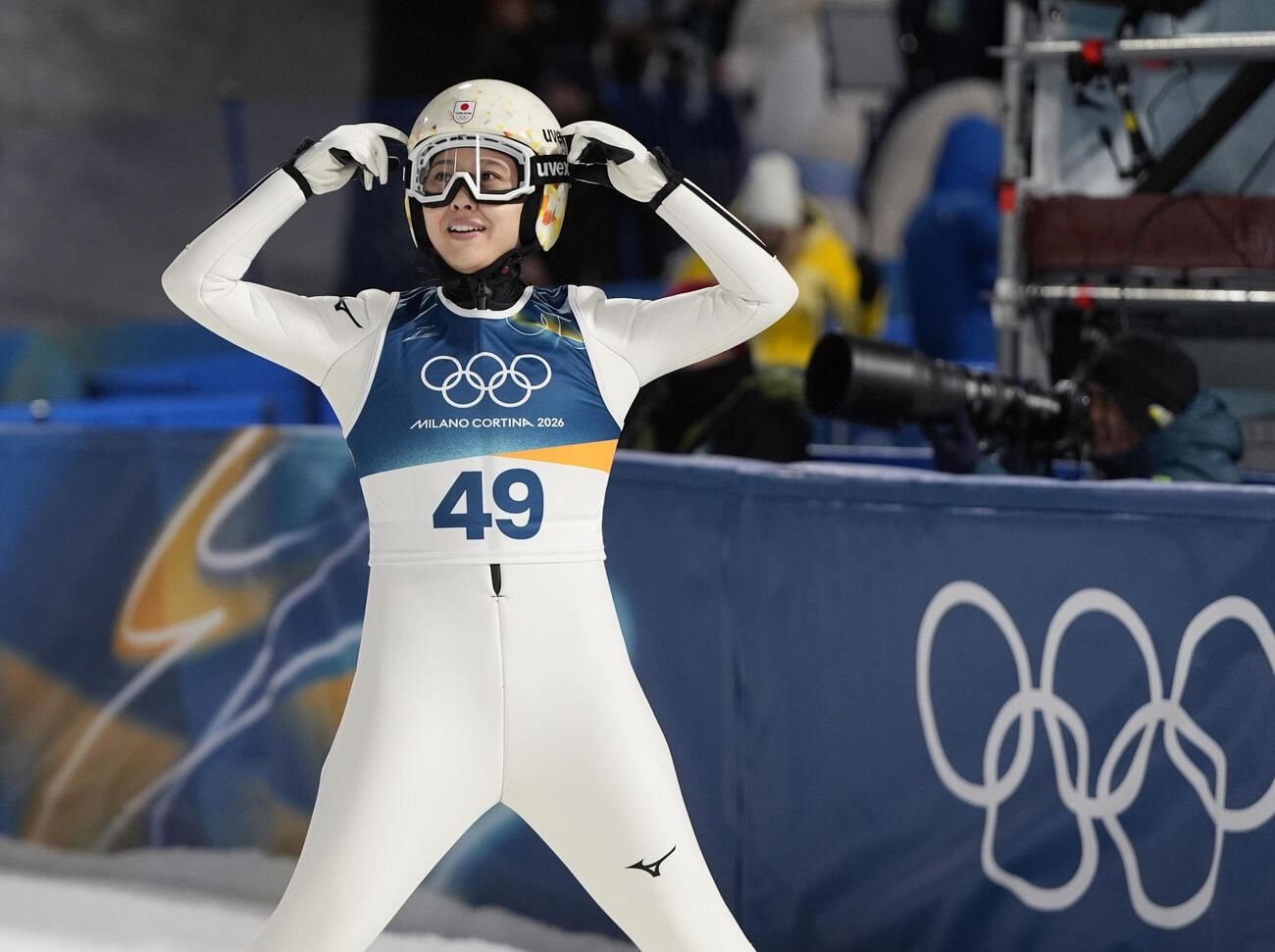 女子個人ラージヒル　1回目の飛躍を終えた丸山希＝プレダッツォ（共同）
