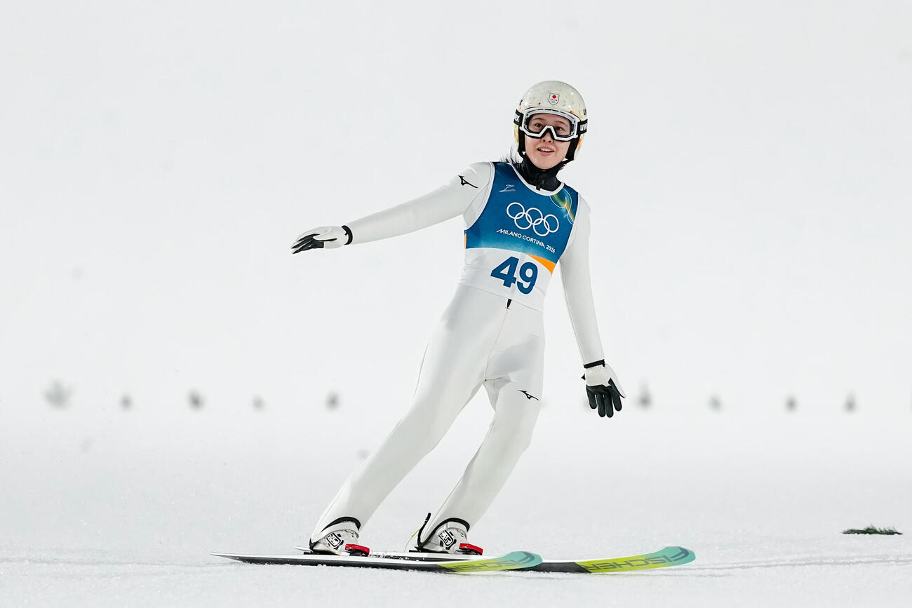 女子個人ラージヒル　1回目の飛躍でを終え、7位の丸山希（ロイター）