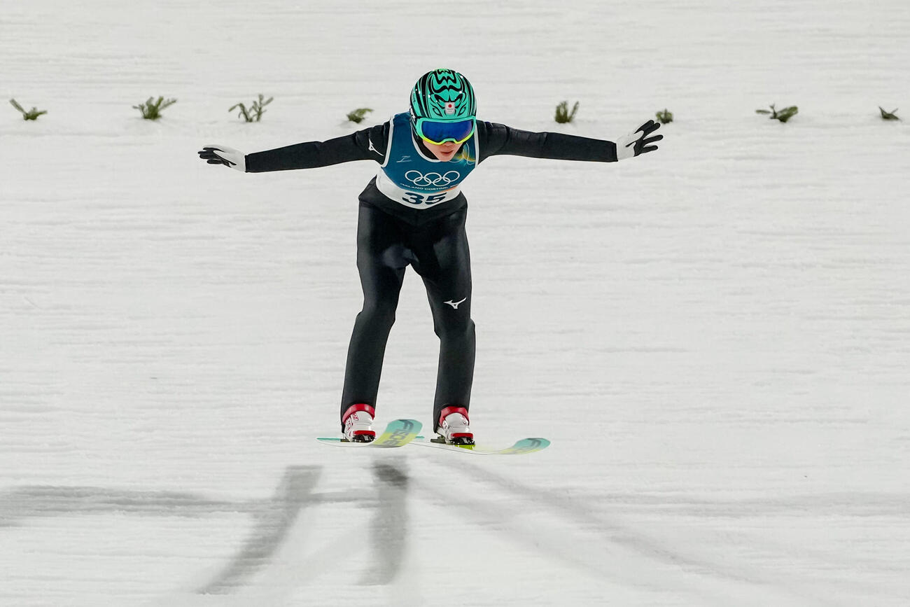 女子個人ラージヒル　1回目の飛躍で8位の伊藤有希（AP）