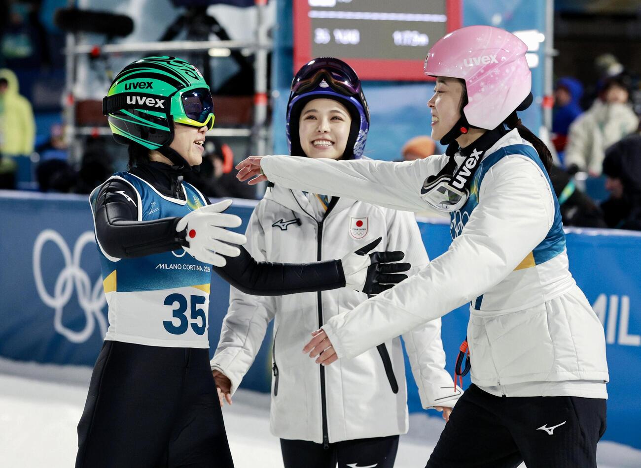女子個人ラージヒルで2回目の飛躍を終え、勢藤優花（右）、高梨沙羅（中央）に迎えられる伊藤有希（共同）