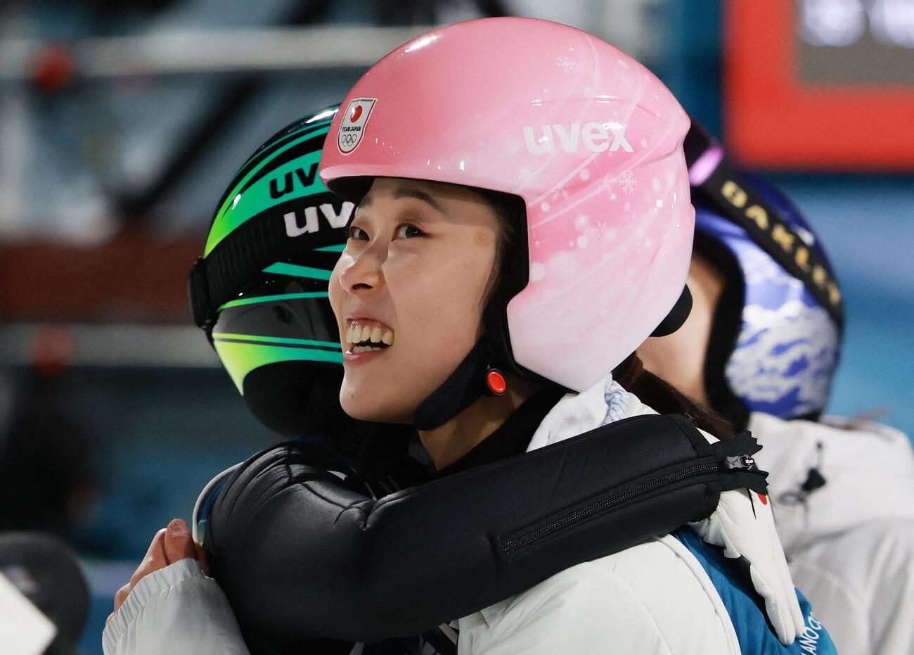 女子個人ラージヒルで2回目の飛躍を終えた伊藤有希を迎える勢藤優花（右）（ロイター）