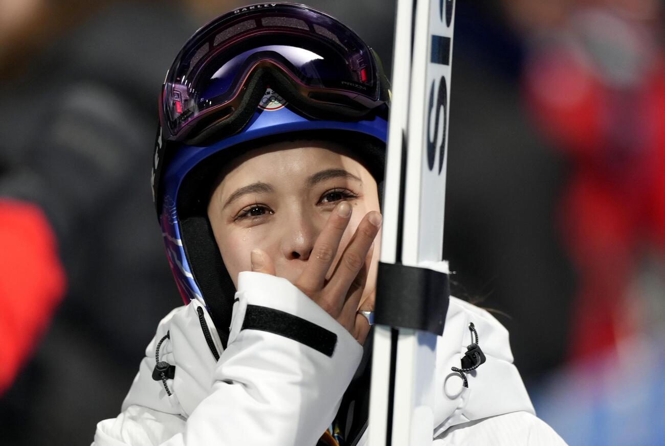 女子個人ラージヒルを終え、取材対応中に涙を流す高梨沙羅（共同）