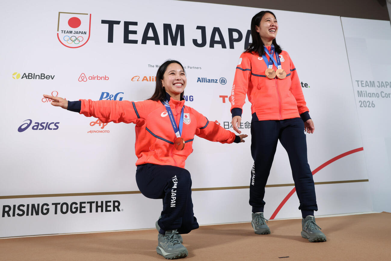 笑顔でテレマークポーズをとる高梨（左）と丸山（撮影・前田充）