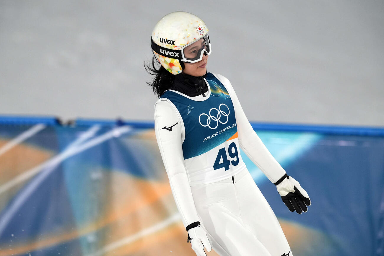 女子個人ラージヒル　飛躍を終えた丸山（撮影・パオロ　ヌッチ）
