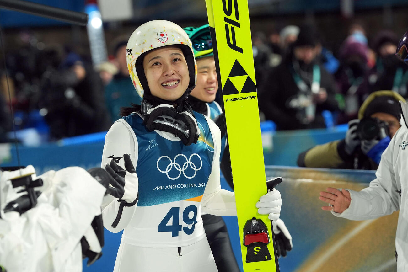 女子個人ラージヒル　飛躍を終えた丸山（撮影・パオロ　ヌッチ）