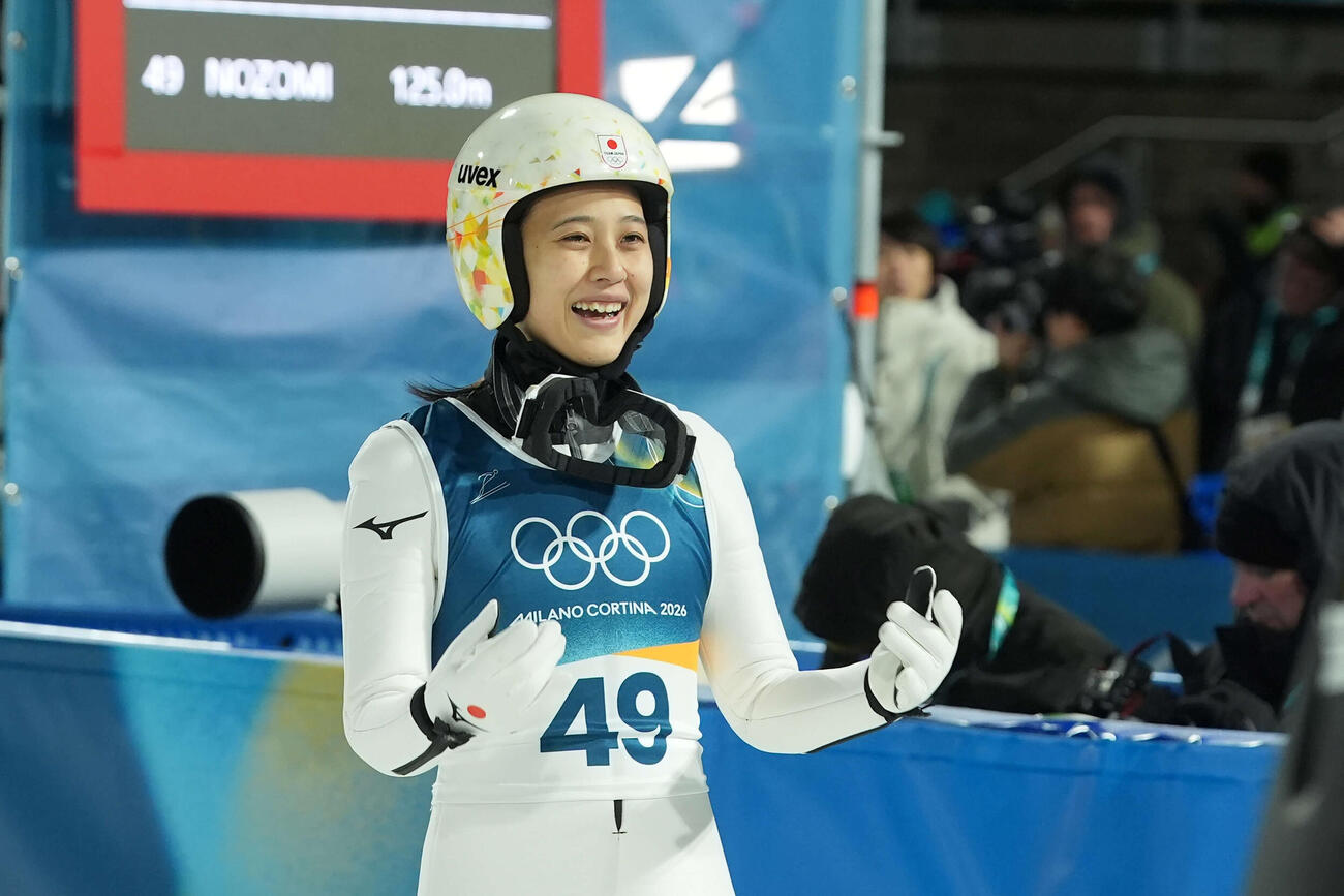 女子個人ラージヒル　飛躍を終えた丸山（撮影・パオロ　ヌッチ）