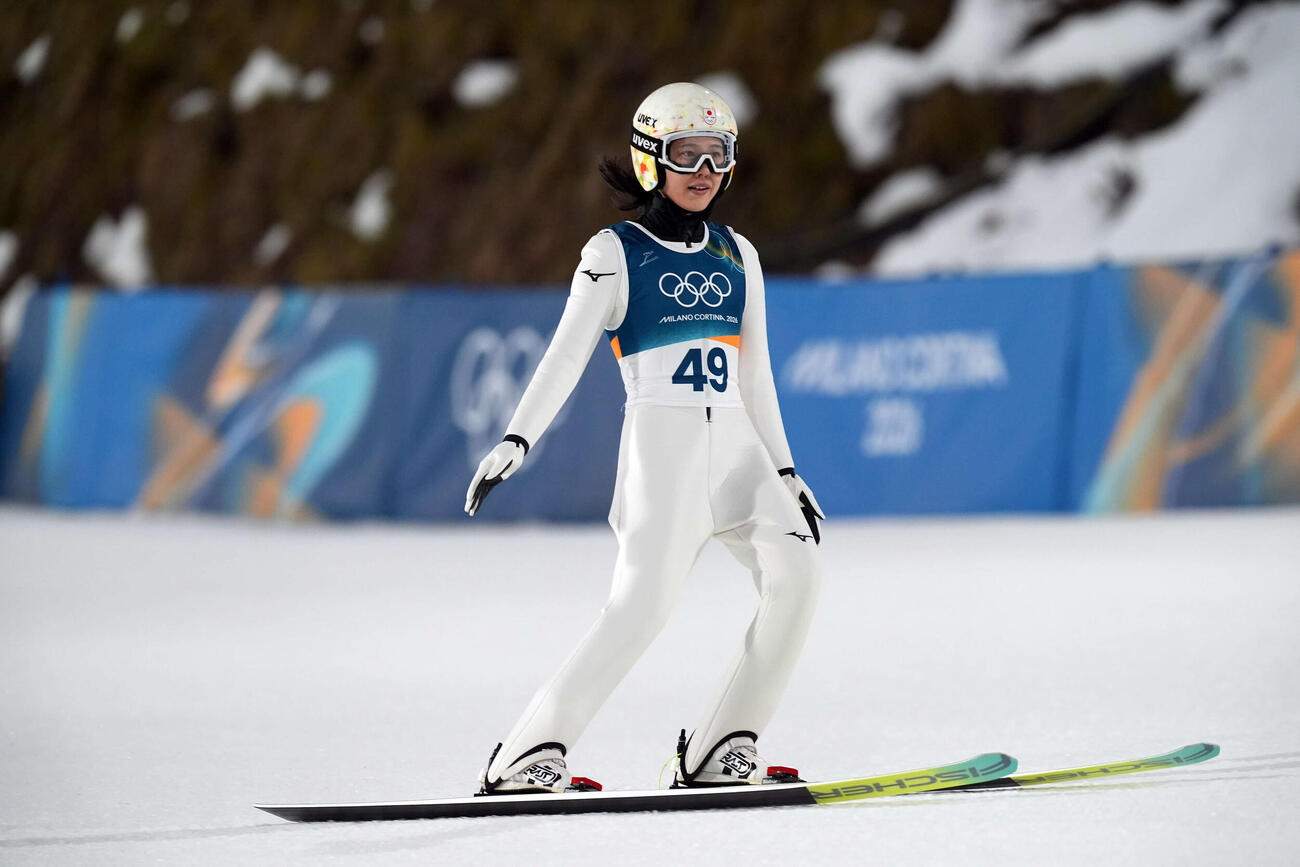 女子個人ラージヒル　飛躍を終えた丸山（撮影・パオロ　ヌッチ）