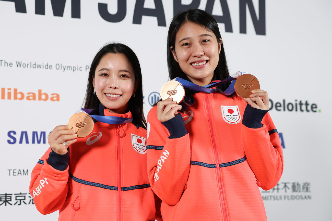 銅メダルを手に笑顔の高梨（左）と丸山（撮影・前田充）