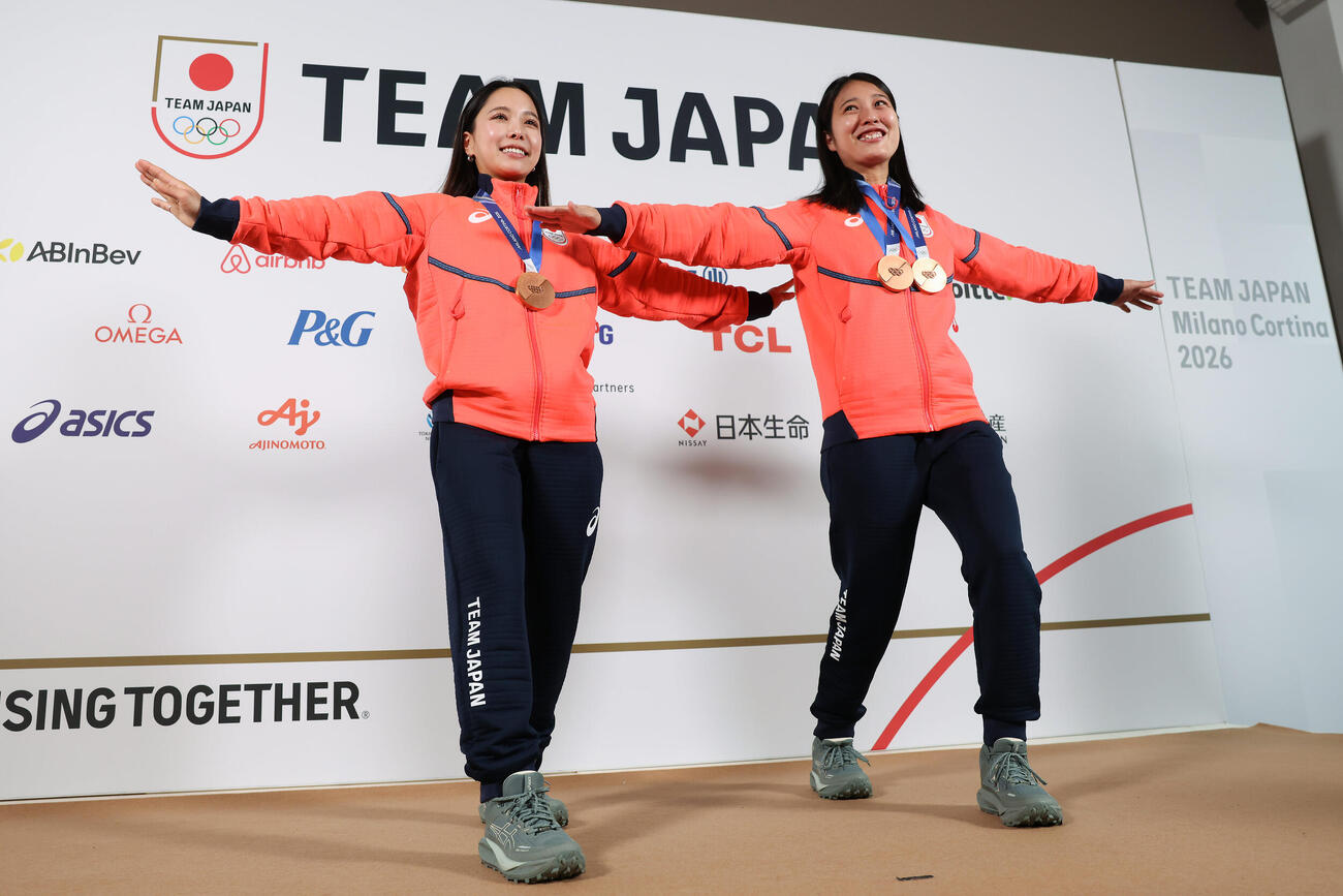 笑顔でテレマークポーズをとる高梨（左）と丸山（撮影・前田充）