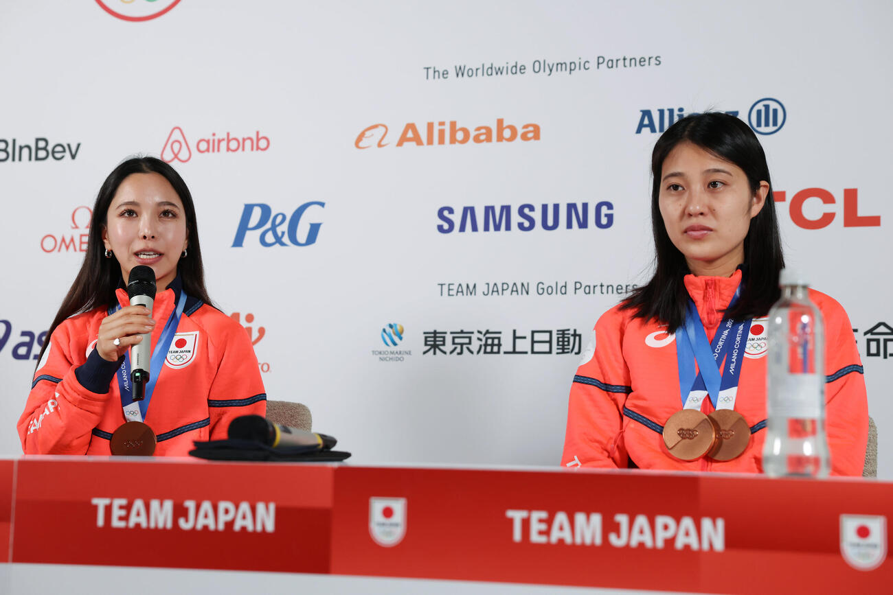 メダリスト会見に臨む高梨（左）と丸山（撮影・前田充）