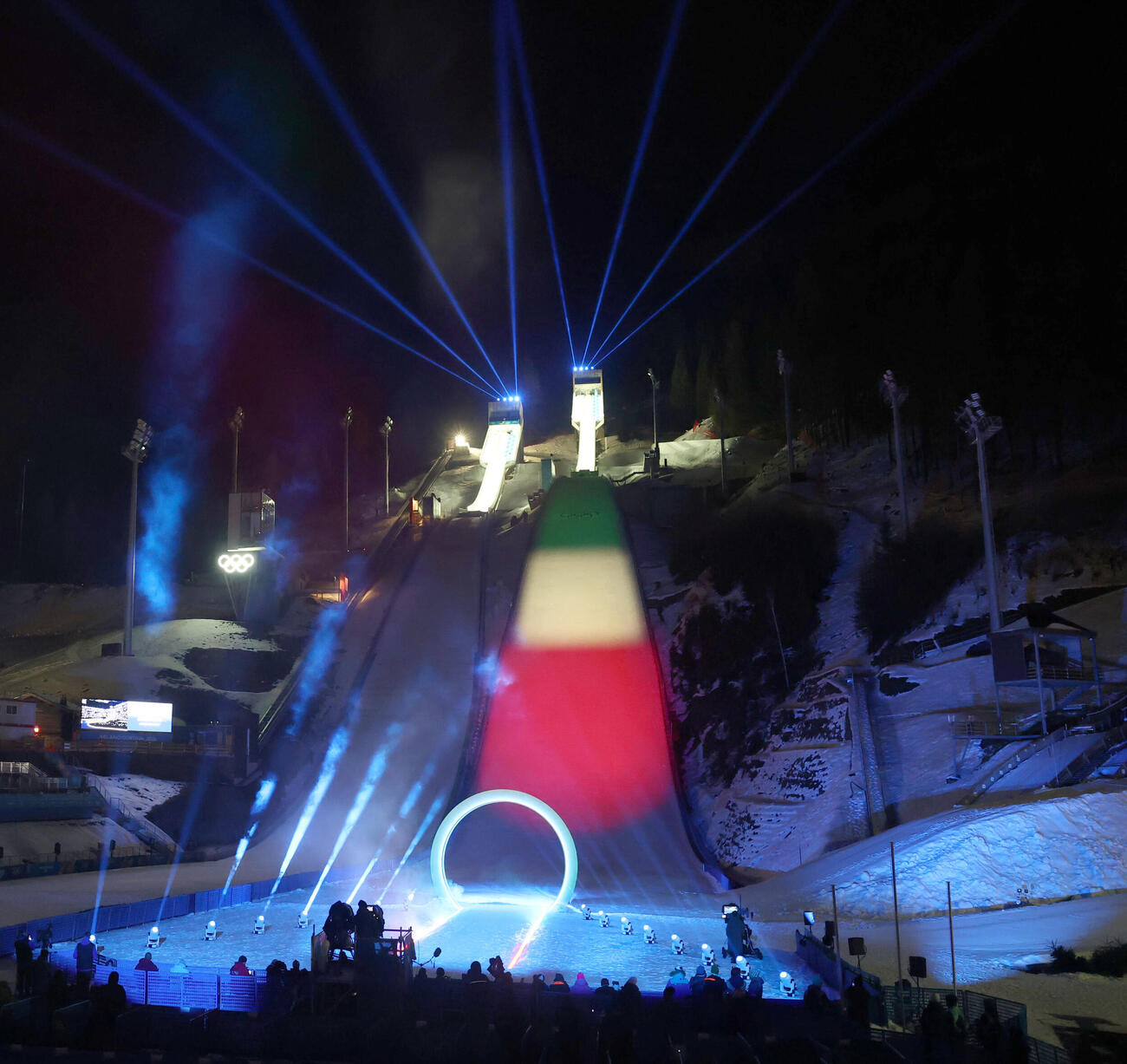 プレダッツォで開催されたミラノ・コルティナ五輪の開会式でイタリア国旗の3色に染まったジャンプ台（代表撮影）