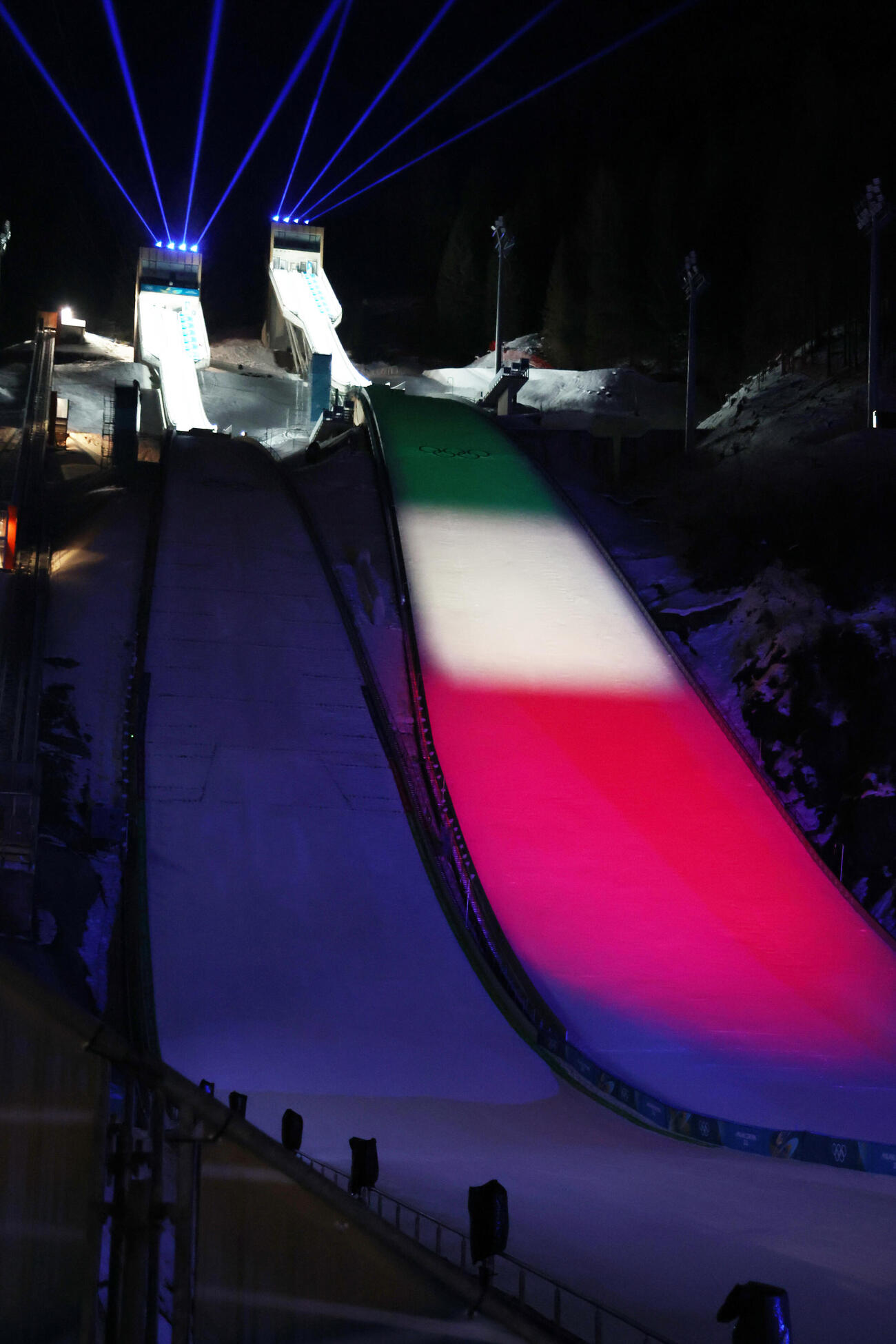 ミラノ・コルティナ五輪開会式の演出でジャンプ台に投影されたイタリア国旗（代表撮影）