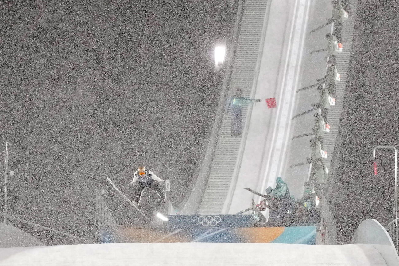 男子スーパー団体　雪が舞う中、３回目のジャンプを行ったスロベニアのプレブツ（AP）