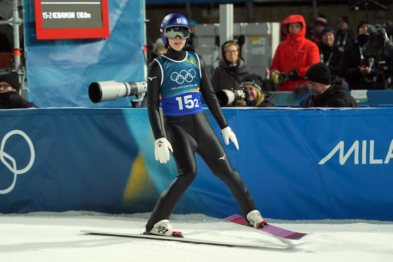 男子スーパー団体決勝　飛躍した小林（2026年2月16日、撮影・パオロ　ヌッチ）