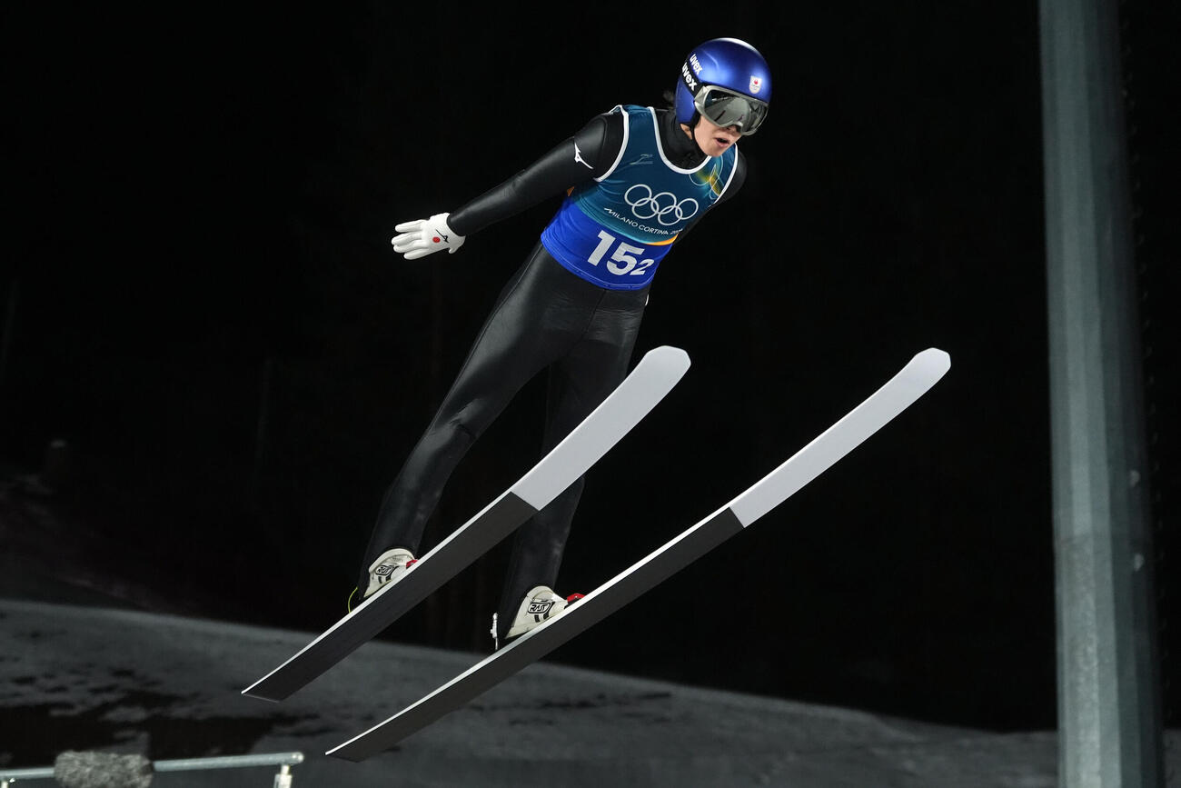 男子スーパー団体決勝　飛躍する小林（2026年2月16日、撮影・パオロ　ヌッチ）