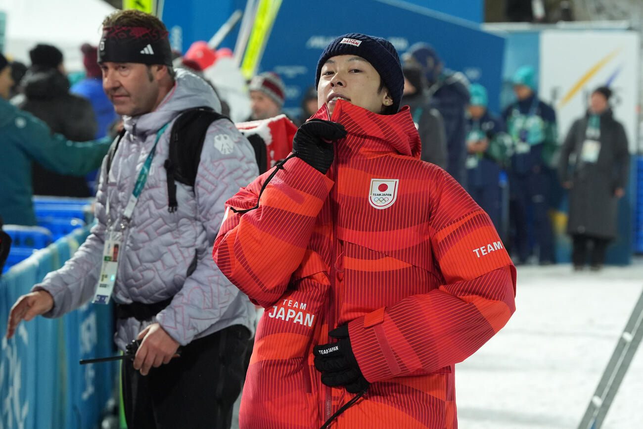 男子スーパー団体決勝が途中で打ち切りとなり、引き揚げる小林（2026年2月撮影）