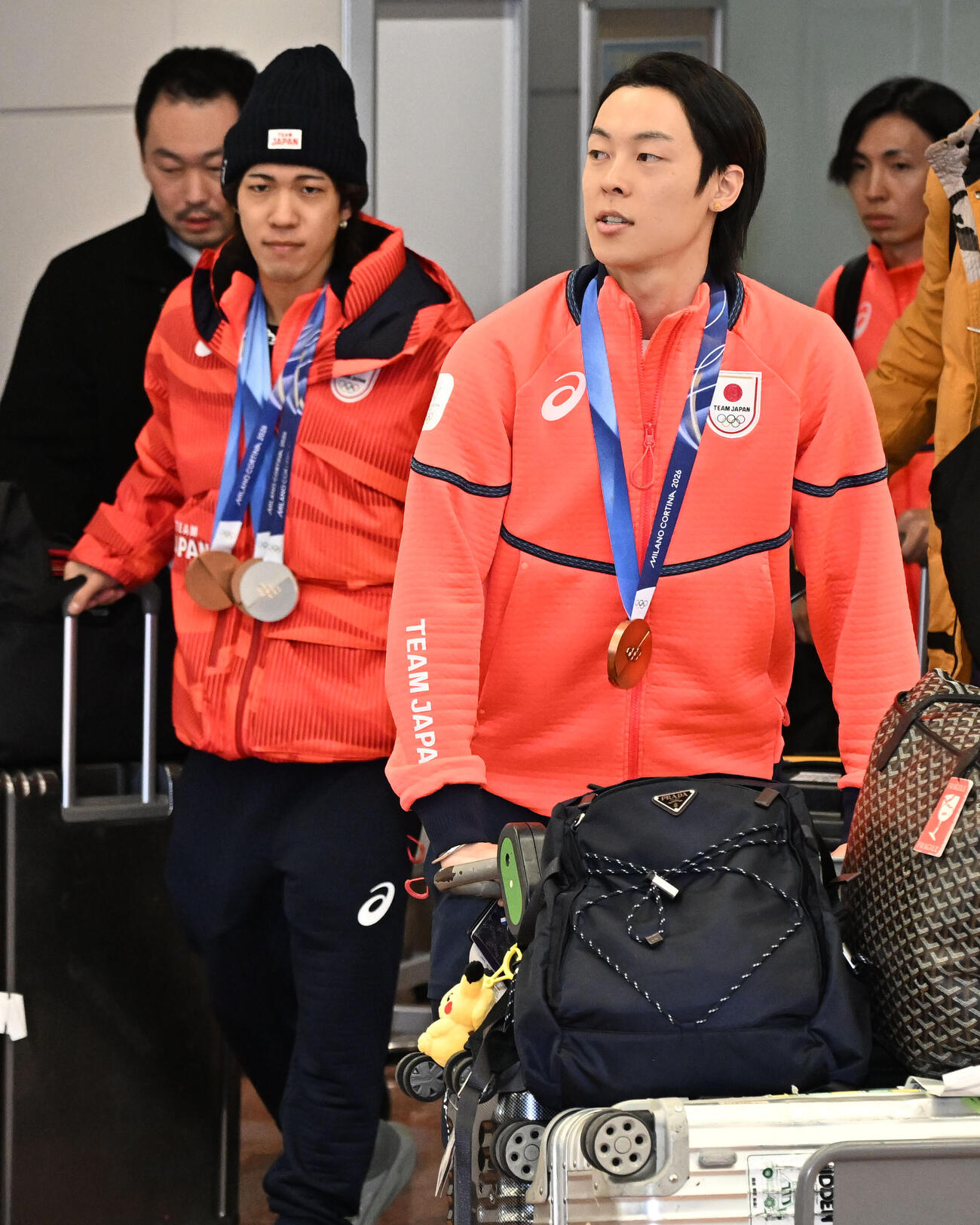 メダルを手に羽田空港に帰国したノルディックスキー・ジャンプ男子の二階堂蓮（左）と小林陵侑（撮影・千葉一成）