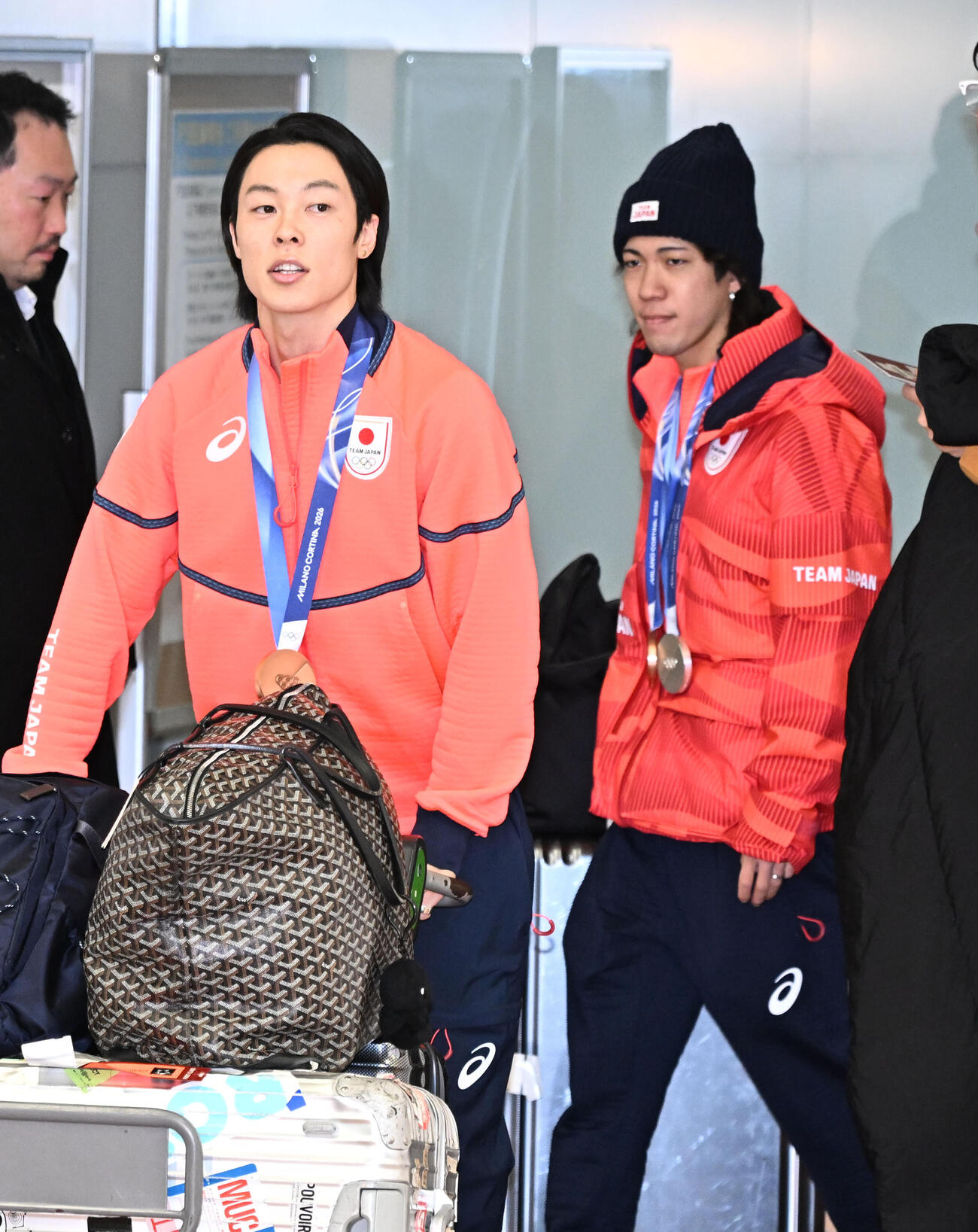 メダルを手に羽田空港に帰国したノルディックスキー・ジャンプ男子の小林陵侑（左）と二階堂蓮（撮影・千葉一成）