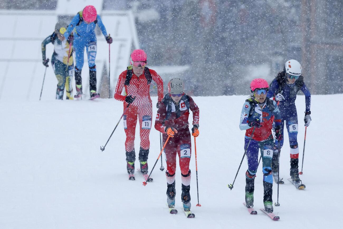 山岳スキー女子スプリント予選で、力走する選手たち＝19日、イタリア・ボルミオ（共同）