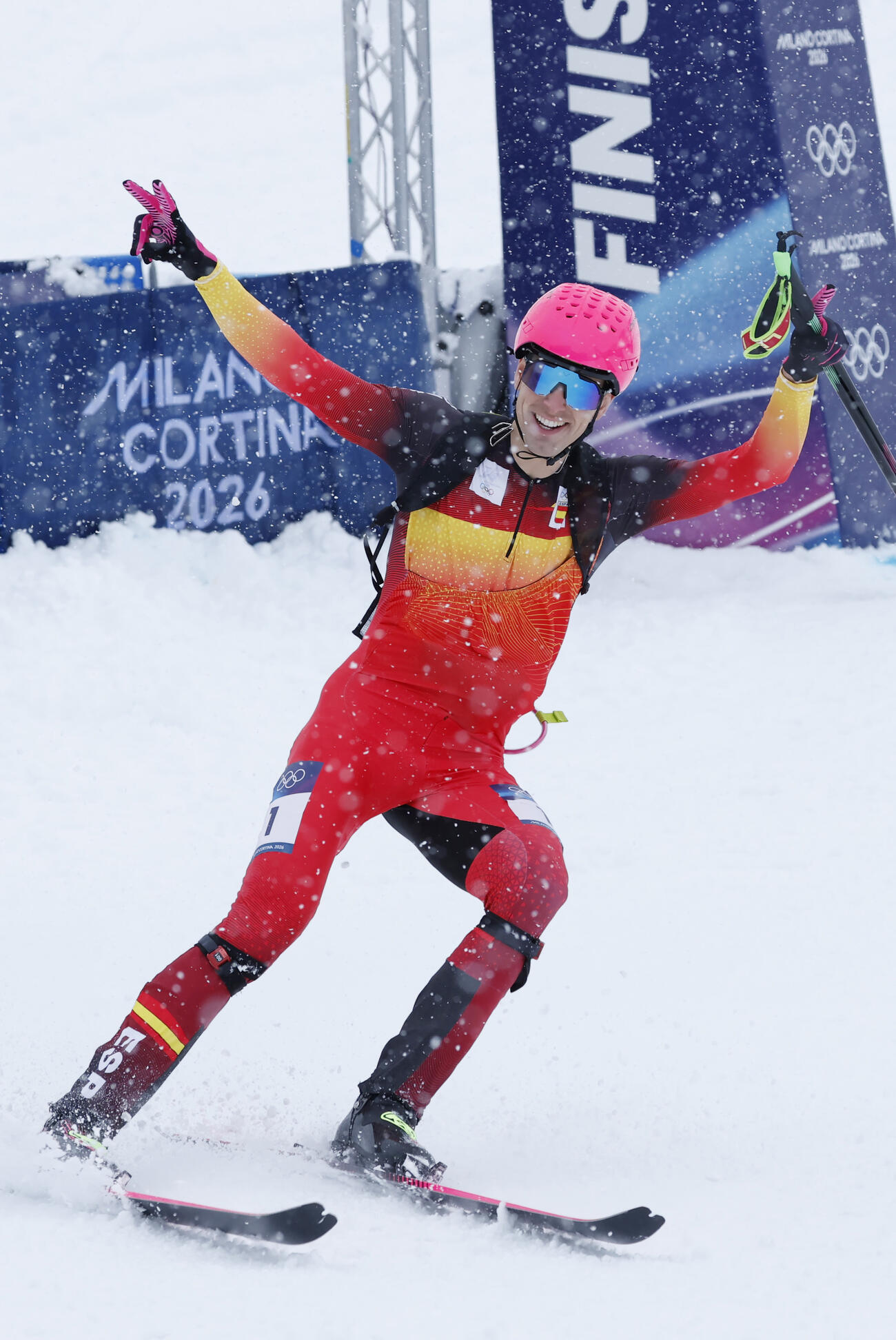 男子スプリント決勝でゴールし喜ぶオリオル・カルドナ＝ボルミオ（共同）