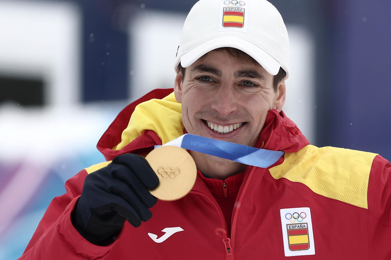 山岳スキー男子決勝で金メダルを獲得し喜びを爆発させるスペインのオリオル・カルドナ(AP)