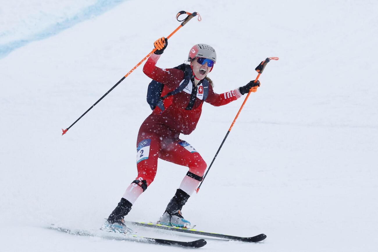 女子スプリント決勝でゴールし、喜ぶマリアンヌ・ファトン＝ボルミオ（共同）