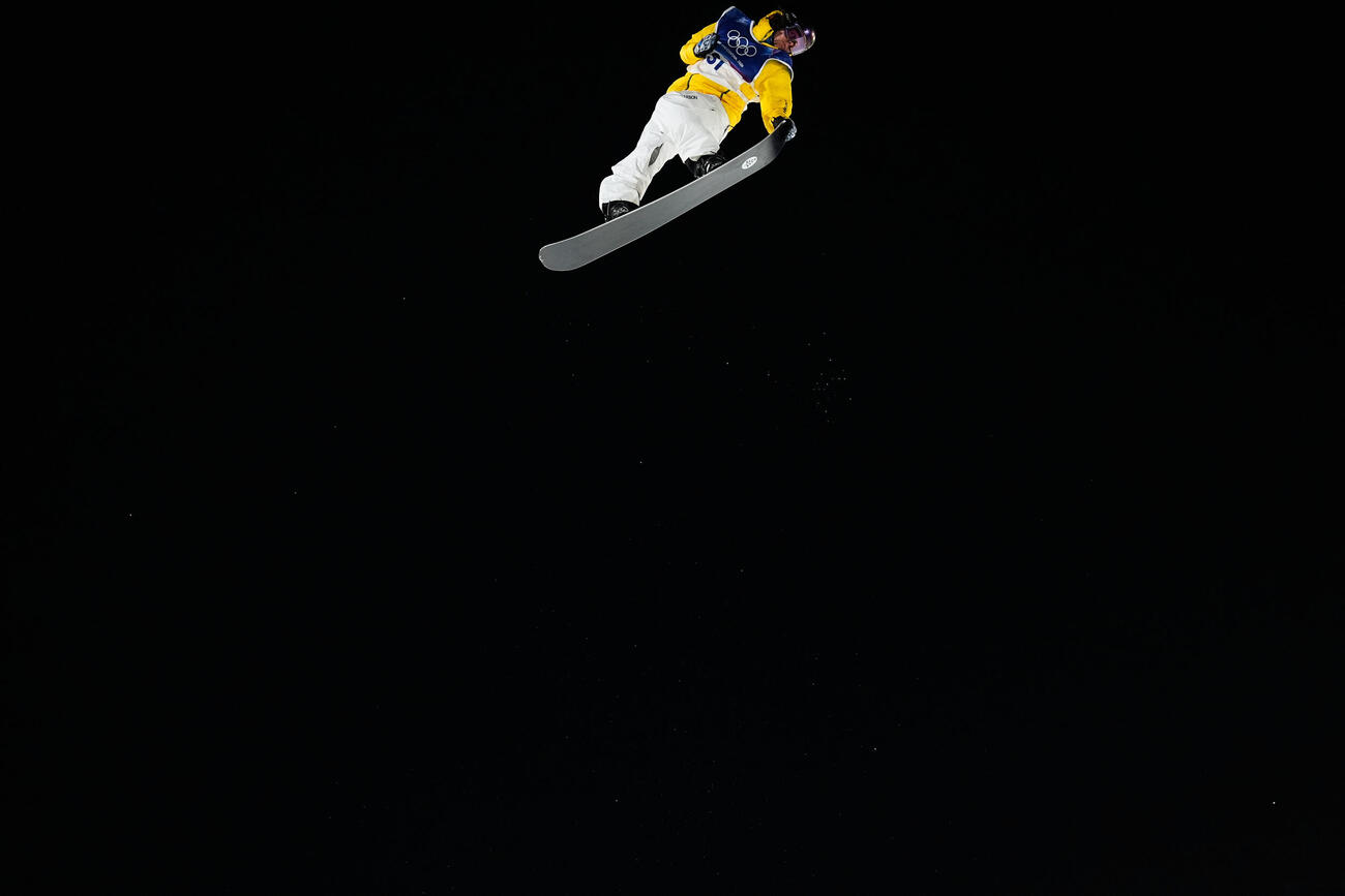 ビッグエア男子の予選でトリックを決めるバレンティーノ・グセリ（AP）