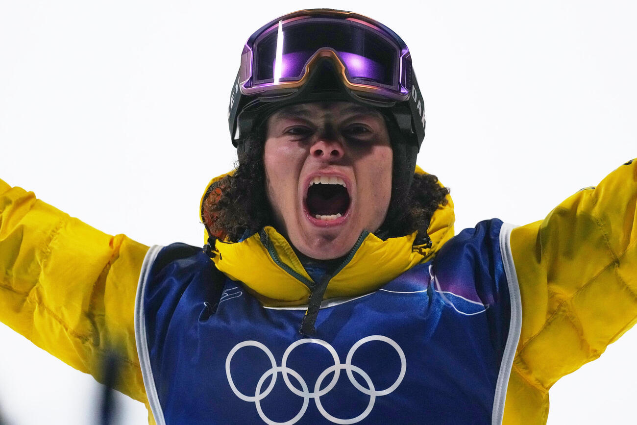 ビッグエア男子の予選で着地を決め吠えるバレンティーノ・グセリ（AP）