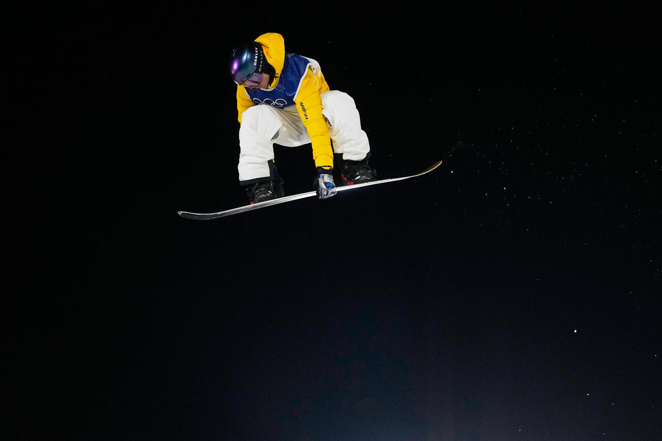 ビッグエア男子の予選でトリックを決めるバレンティーノ・グセリ（AP）