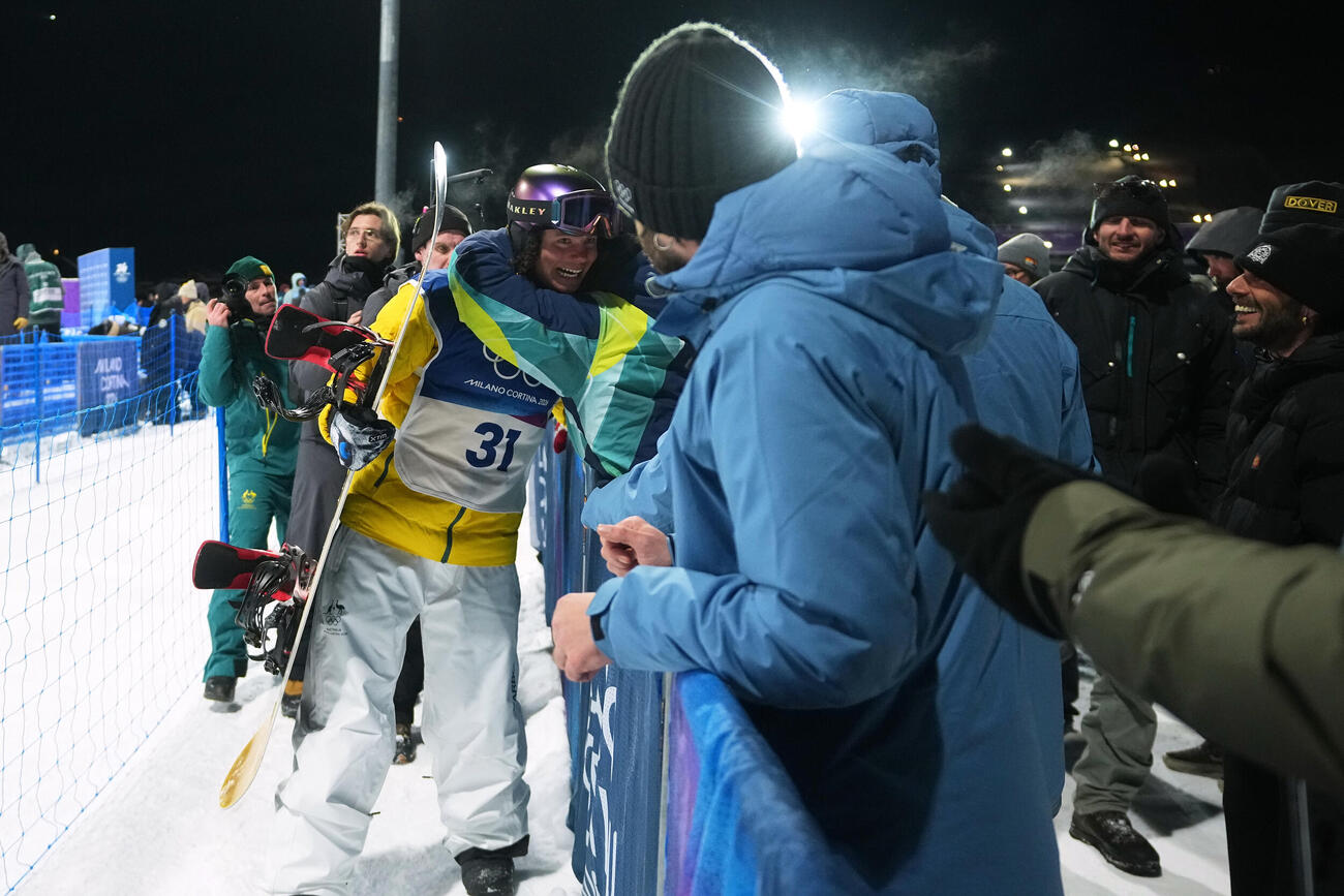 男子ビッグエアの予選後に喜ぶバレンティーノ・グセリ（AP）