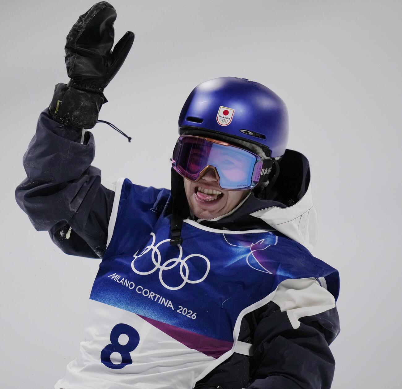 男子ビッグエア決勝　3回目のジャンプで着地に失敗し、舌を出す荻原大翔（共同）