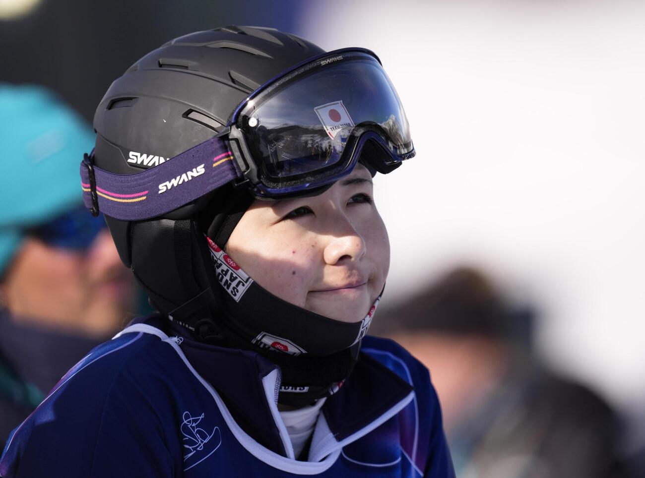 女子パラレル大回転準々決勝で敗退後、競技を見つめながら唇をかむ三木つばき（共同）