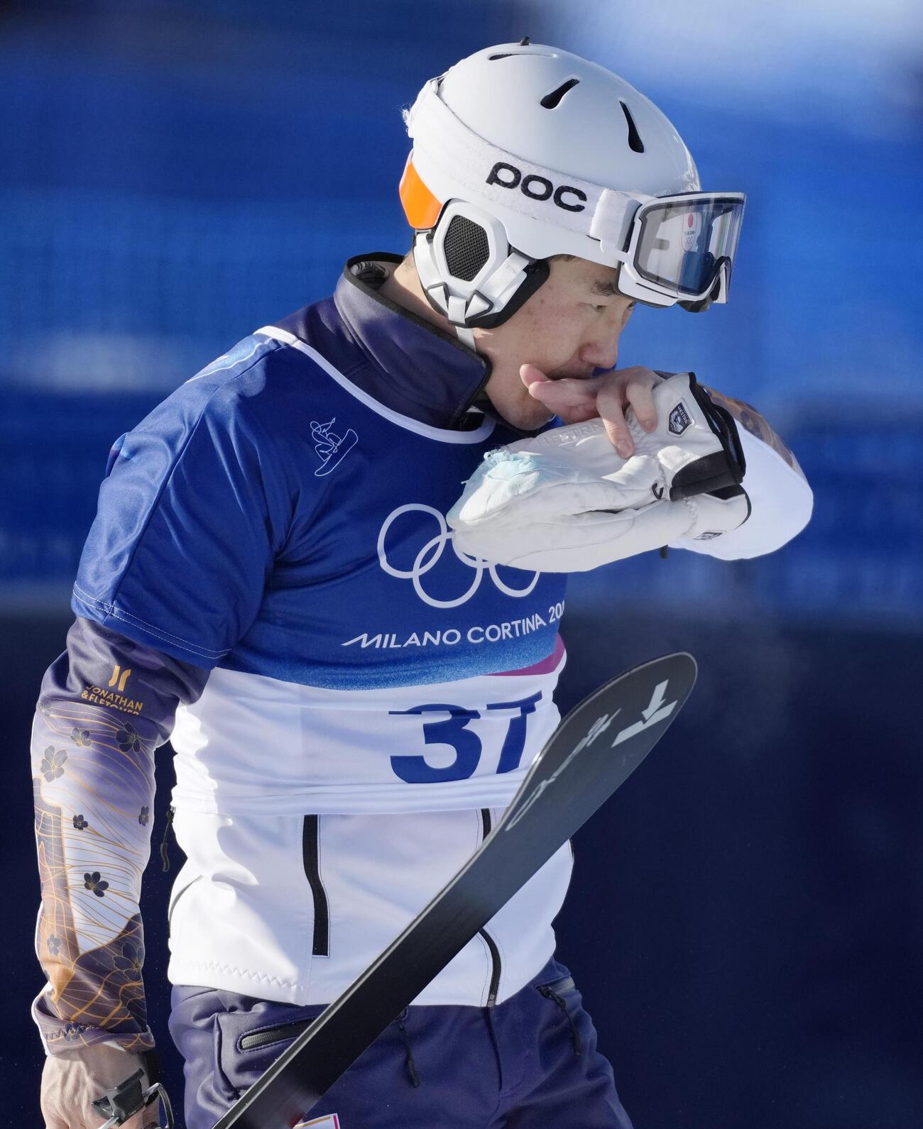 男子パラレル大回転予選　1回目の滑走を終え、厳しい表情を見せる斯波正樹＝リビーニョ（共同）