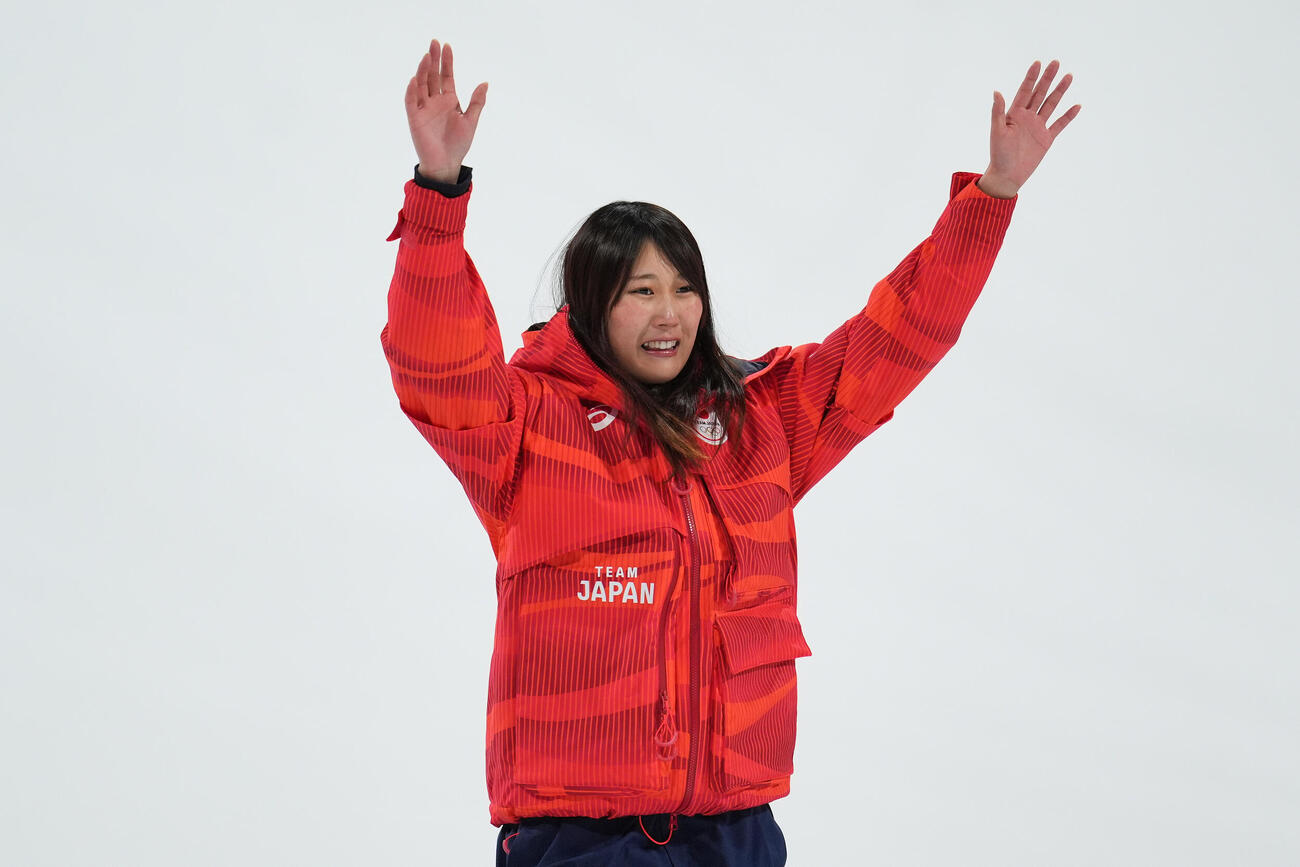 女子ビッグエア決勝　金メダルを喜ぶ村瀬心椛（AP）