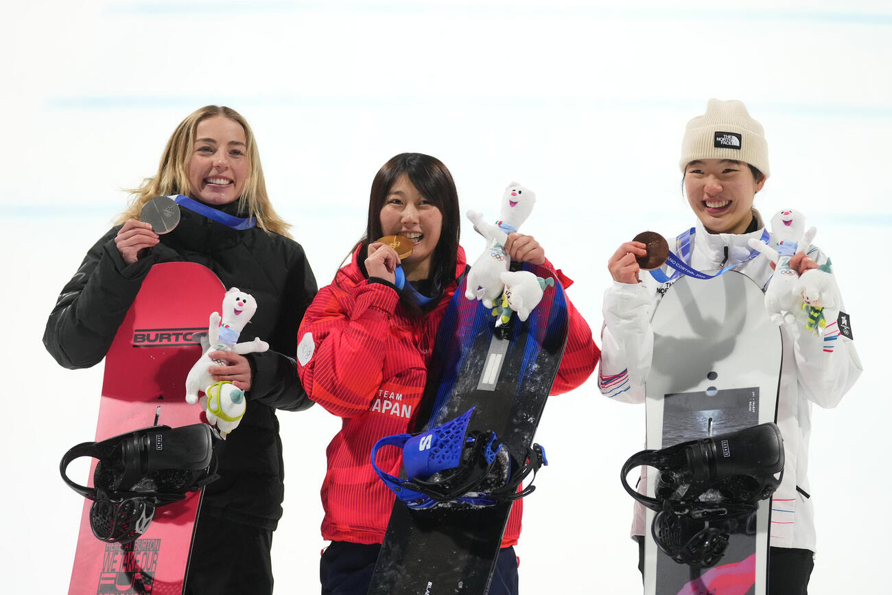 女子ビッグエア決勝　金メダルを獲得した村瀬心椛はメダルをかむポーズ（AP）