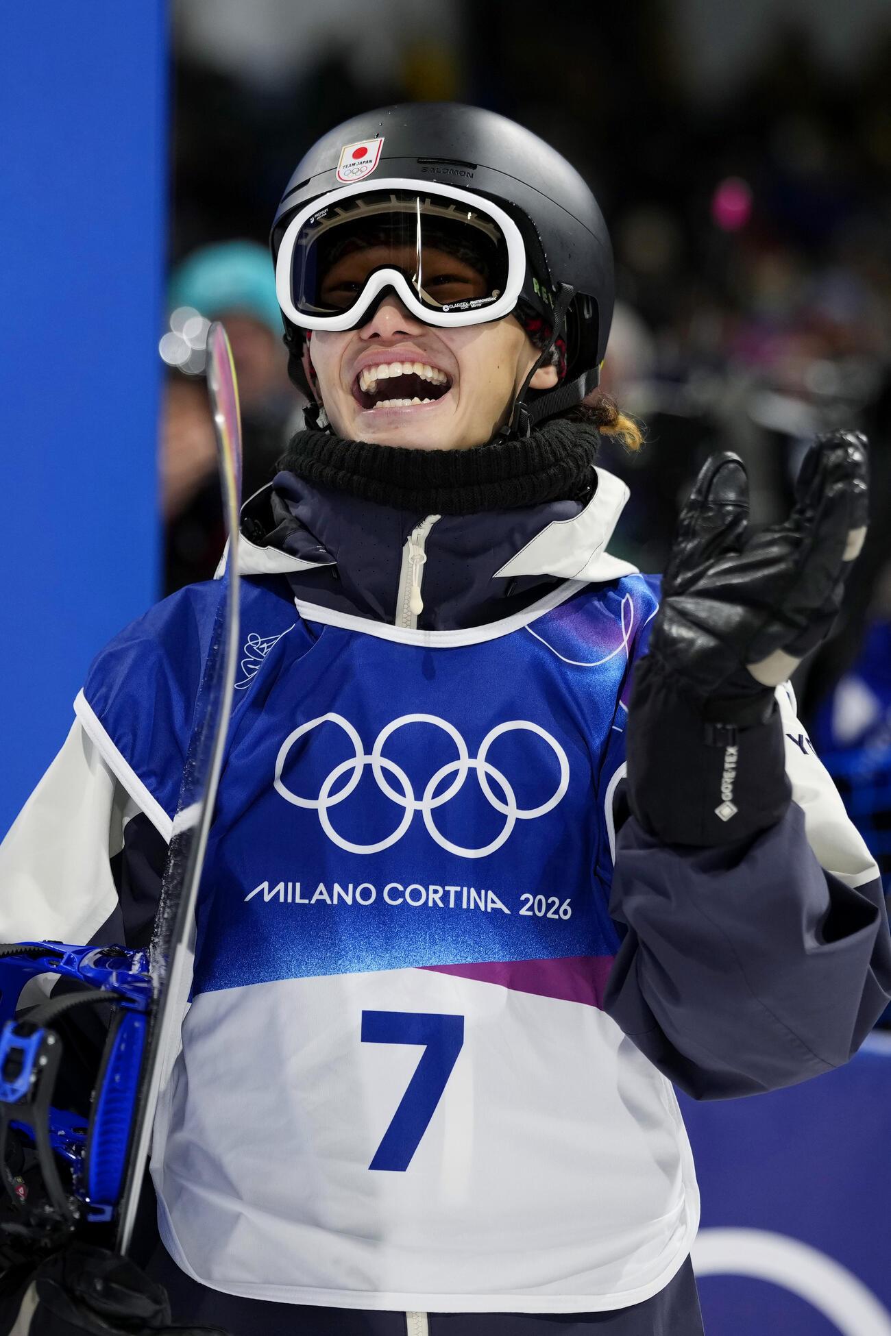 男子ハーフパイプ予選1回目を終え笑顔を見せる山田琉聖＝リビーニョ（共同）